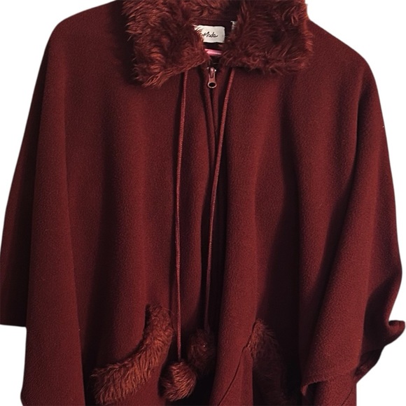 Le Moda Burgundy Fleece Poncho Shawl Cape with Faux Fur Collar - Picture 2 of 7